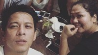 Kalau ini potret Ariel NOAH nongkrong di Rumah Sanur bersama teman-teman lamanya. Di meja mereka tampak beberapa gelas minuman. Foto: Instagram arielnoah