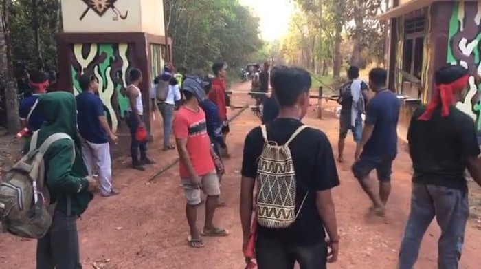 Unjuk rasa di perusahaan sawit PT Hamparan Mawasit Bangun Persada (HMBP), Kabupaten Seruyan, Kalimantan Tengah (Kalteng) berakhir ricuh hingga massa menabrak aparat kepolisian.