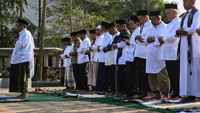 Shalat minta hujan Umat Islam bersujud saat shalat minta hujan atau Istisqa di halaman Kantor Kecamatan Cisauk, Tangerang, Banten, Sabtu (23/9/2023). Shalat tersebut untuk meminta hujan kepada Allah SWT agar bencana kekeringan dan kesulitan air akibat musim kemarau dapat berakhir. ANTARA FOTO/Sulthony Hasanuddin/rwa.