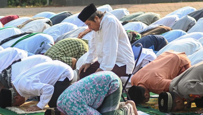 Shalat minta hujan Umat Islam bersujud saat shalat minta hujan atau Istisqa di halaman Kantor Kecamatan Cisauk, Tangerang, Banten, Sabtu (23/9/2023). Shalat tersebut untuk meminta hujan kepada Allah SWT agar bencana kekeringan dan kesulitan air akibat musim kemarau dapat berakhir. ANTARA FOTO/Sulthony Hasanuddin/rwa.