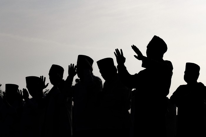 Umat Islam bersujud saat shalat minta hujan atau Istisqa di halaman Kantor Kecamatan Cisauk, Tangerang, Banten, Sabtu (23/9/2023). Shalat tersebut untuk meminta hujan kepada Allah SWT agar bencana kekeringan dan kesulitan air akibat musim kemarau dapat berakhir. ANTARA FOTO/Sulthony Hasanuddin/rwa.