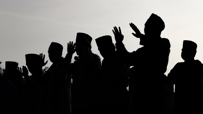 Shalat minta hujan Umat Islam bersujud saat shalat minta hujan atau Istisqa di halaman Kantor Kecamatan Cisauk, Tangerang, Banten, Sabtu (23/9/2023). Shalat tersebut untuk meminta hujan kepada Allah SWT agar bencana kekeringan dan kesulitan air akibat musim kemarau dapat berakhir. ANTARA FOTO/Sulthony Hasanuddin/rwa.