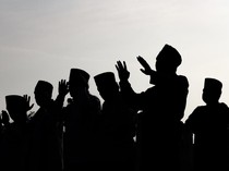 Bagaimana Hukum Salat Pakai Kaos Bergambar?