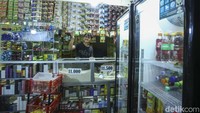 Ciri khas Warung Madura yang paling kentara adalah buka 24 jam. Barang dagangannya pun merupakan kebutuhan sehari-hari yang tersusun rapi dalam rak maupun etalase.
