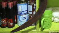 Sebagai bekal berjaga malam dan untuk antisipasi aksi kriminal, Warung Madura biasanya menyiapkan celurit untuk berjaga-jaga.