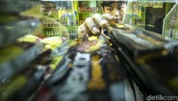 Buka 24 jam membuat hampir setiap warung madura akan menempatkan laki-laki untuk berjaga malam, nantinya mereka akan aplusan pada siang hari. Gonta-ganti penjaga warung ini juga menjadi salah satu ciri khas Warung Madura.