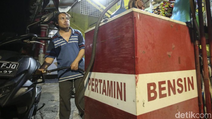 Siasat Warung Madura Cegah Pencurian hingga Kriminal Warung Madura yang identik dengan operasional 24 jam memiliki siasat untuk mencegah pencurian hingga aksi kriminal. Penasaran?