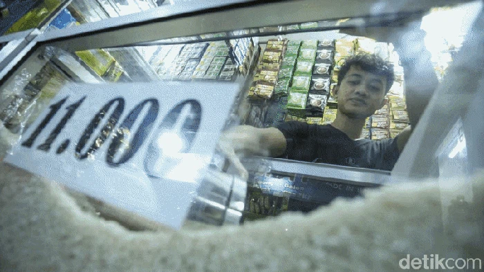Warung Madura yang identik dengan operasional 24 jam memiliki siasat untuk mencegah pencurian hingga aksi kriminal. Penasaran?