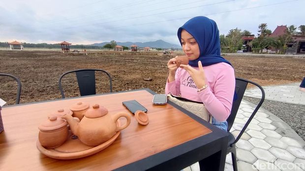 Suasana senja di Teh Tarik Pak Dhe, Sogan, Wates, Kulon Progo, DIY, Jumat (22/9/2023).