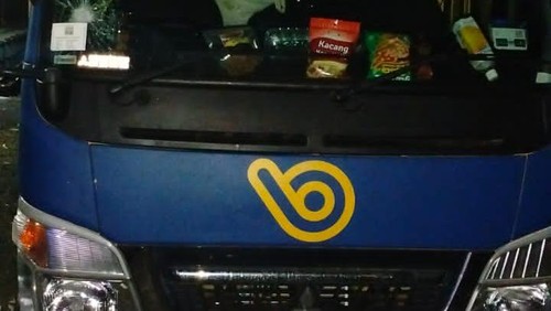 Salah satu truk yang dilempar batu di Jembrana, Jumat malam (22/9/2023).