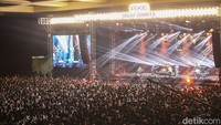 Di sebelah panggung ini pun terdapat Stand Up Indo yang menampilkan deretan komik seperti Rigen Rakelna, Kiki Saputri, hingga Frimawan.