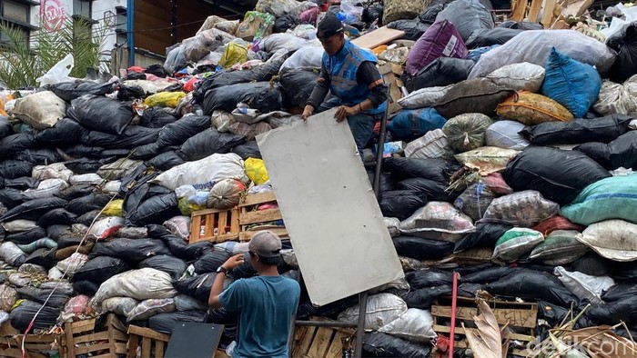 Tumpukan sampah di Pasar Sederhana, Kota Bandung meluber ke badan jalan