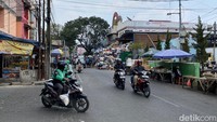 Pemandangan sampah tersebut menganggu arus lalu lintas, karena memakan badan jalan.