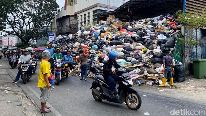 Tumpukan sampah di Pasar Sederhana, Kota Bandung meluber ke badan jalan