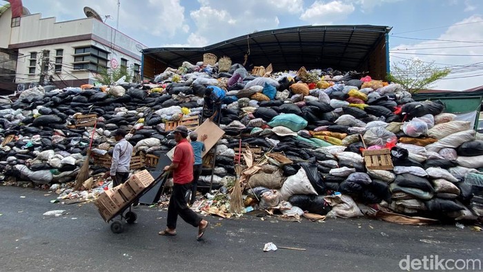 Tumpukan sampah di Pasar Sederhana, Kota Bandung meluber ke badan jalan
