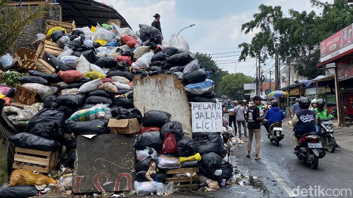 Tumpukan sampah di Pasar Sederhana, Kota Bandung meluber ke badan jalan