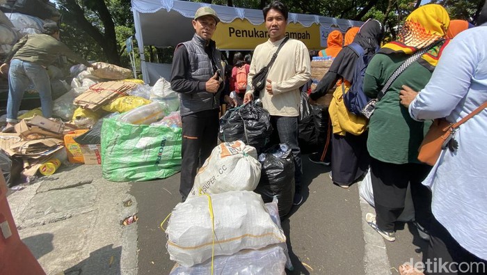 Ujang bawa sampah dari rumah dan kantor ke Bazar Bazar Bayar Pakai Sampah