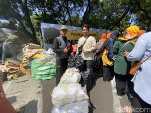 Cerita Warga Bandung Jalani Daur Ulang Sampah Ekonomis