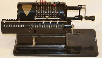 Semacam mesin kalkulator yang berasal dari tahun 1911. Foto: Bored Panda