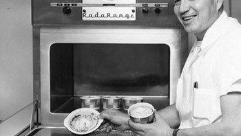 Di 1947, Raytheon menciptakan oven microwave komersial pertama. Foto: Bored Panda