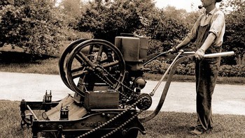 Mesin pemotong rumput perdana di tahun 1916. Foto: Bored Panda