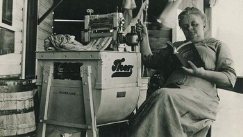 Ibu rumah tangga mencuci menggunakan mesin cuci listrik pertama pada tahun 1910. Foto: Bored Panda