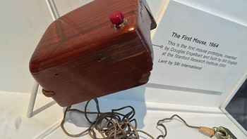Mouse pertama yang diciptakan Douglas Engelbart pada tahun 1964. Foto: Bored Panda