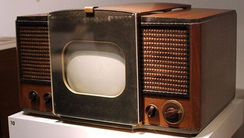 Ini adalah televisi pertama yang diproduksi secara massal di tahun 1946. Foto: Bored Panda