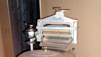 James King menemukan dan mematenkan mesin cuci pertama yang menggunakan drum berputar. Drum terisi sebagian dengan air. Foto: Bored Panda