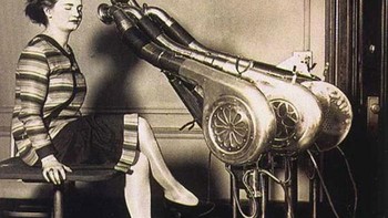 Hair dryer pertama di tahun 1920, yang beratnya mencapai hampir 1 kilogram. Foto: Bored Panda