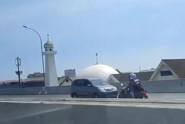 Viral Pemotor Wanita Masuk Tol Lawan Arah, Diteriaki Warga Tak Dengar