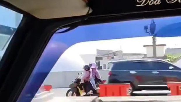 Viral Pemotor Wanita Masuk Tol Lawan Arah, Diteriaki Warga Tak Dengar