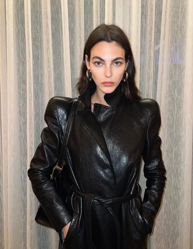 Sosok wanita yang dicium mesra aktor 48 tahun itu sempat membuat penasaran, hingga akhirnya terungkap bahwa dia adalah seorang model. Foto: Instagram/@vittoria