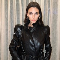 Sosok wanita yang dicium mesra aktor 48 tahun itu sempat membuat penasaran, hingga akhirnya terungkap bahwa dia adalah seorang model. Foto: Instagram/@vittoria