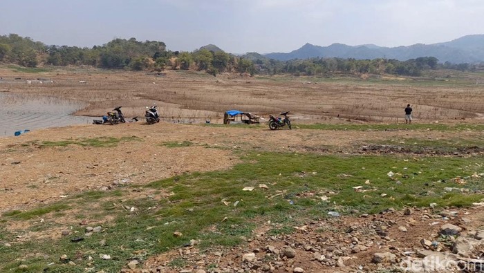 Waduk Jatigede mengering di Sumedang.