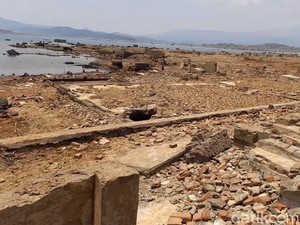 Rumah Warga Kembali Muncul Saat Waduk Jatigede Surut