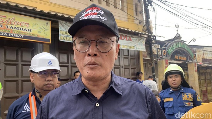 Walkot Jakpus Dhany Sukma meninjau pipa PAM Jaya yang mengalami kebocoran di Jalan Petamburan IV, Tanah Abang, Jakpus. (Mulia Budi/detikcom)