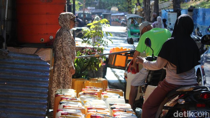 Warga di Kecamatan Ujung Tanah, Makassar menjual air jeriken di tengah kekeringan.