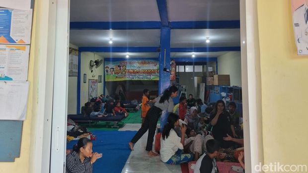 warga korban kebakaran mengungsi