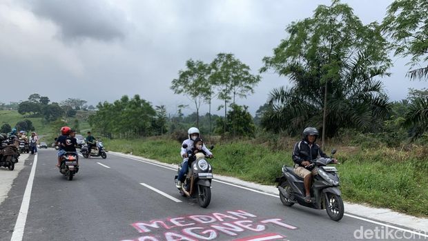 Warga menjajal bukit magnet di Kutalimbaru, Deli Serdang. (Kartika Sari/detikSumut)