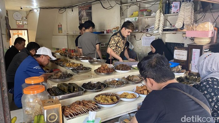 Warung nasi H Empud di Sukabumi
