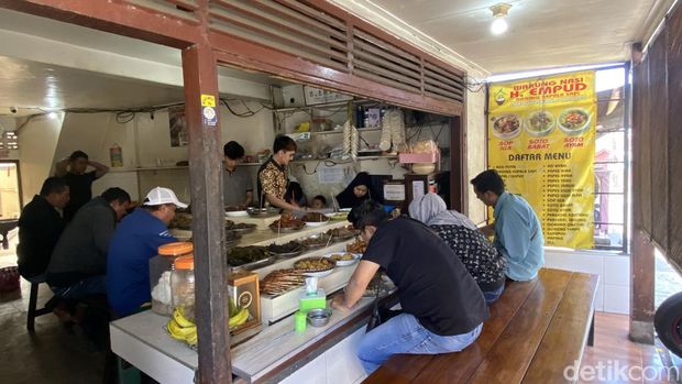 Warung nasi H Empud di Sukabumi