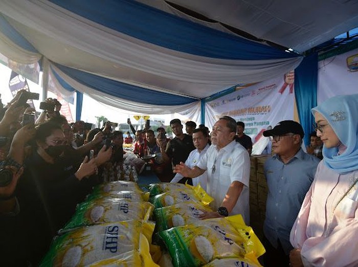Zulhas Bagi-bagi Beras