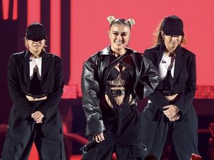 Gaya Agnez Mo Manggung di Konser iHeartRadio, Anak Tora Sudiro Jadi Penarinya