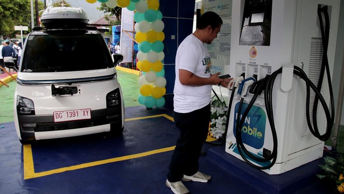 Pemilik mobil listrik bersiap mengisi daya kendaraanya di sela-sela peresmian Stasiun Pengisian Kendaraan Listrik Umum (SPKLU) PLN di Kota Ternate, Maluku Utara, Minggu (24/9/2023). Konvoi kendaraan listrik dan peresmianSPKLU pertama di Maluku Utara tersebut merupakan bentuk komitmen PLN dalam mendukung penggunaan listrik untuk mengajak masyarakat di daerah itu agar beralih ke kendaraan listrik guna mengurangi emisi karbon. ANTARA FOTO/Andri Saputra/YU