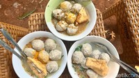 Bakso Sepeda Gandaria yang kini dikenal dengan Bakso Pak Mbedud sudah berjualan sejak 1988. Seporsi baksonya dibanderol Rp 20.000 dengan isian bakso urat, bakso halus, dan tahu. Tempat makan ini merupakan favorit para artis, salah satunya Nikita Mirzani. Foto: Detikcom / Atiqa Rana