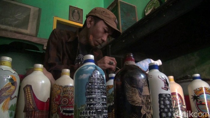 Bastian saat melukis di atas botol