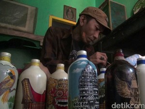 Melihat Keindahan Budaya Indonesia Lewat Lukisan di Botol Kaca