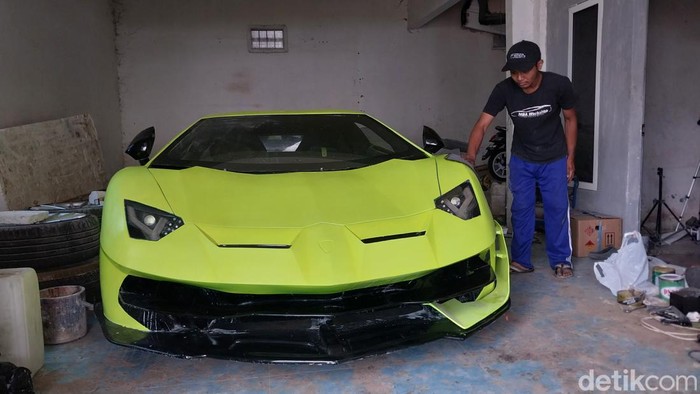 Kreativitas Bayu atau Mahandika Bayu Aji membuat replika mobil mewah menarik perhatian Pemkot Batu. Pj Wali Kota Batu Aries Agung Paewai menyempatkan waktu melihat replika mobil mewah buatan Bayu.