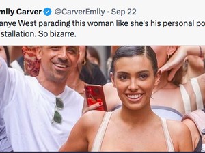 Penampilan Cabul Bianca Censori yang Foto Bareng Warga, Kanye West Dihujat